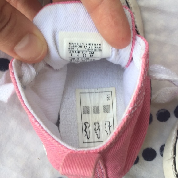 Infant Converse soft bottom shoes. Size 4 - Picture 4 of 5